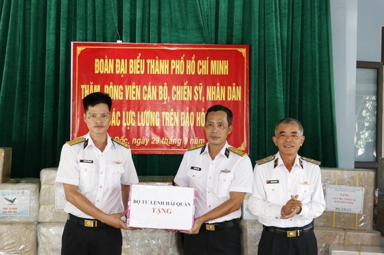 Chuẩn Đô đốc Lương Việt Hùng tặng quà của Bộ Tư lệnh Hải quân cho lực lượng vũ trang trên đảo Hòn Đốc. Ảnh: NGÔ BÌNH