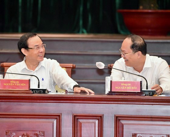 Bí thư Thành ủy TPHCM Nguyễn Văn Nên trao đổi với Phó Bí thư Thành ủy TPHCM Nguyễn Hồ Hải. Ảnh: VIỆT DŨNG
