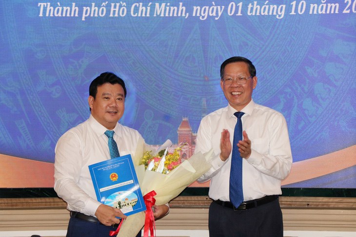 L&atilde;nh đạo UBND TP.HCM (b&ecirc;n phải) trao quyết định cho &ocirc;ng Nguyễn Trần Ph&uacute;, mong c&aacute;c cấp ủy v&agrave; l&atilde;nh đạo địa phương tạo điều kiện để nh&acirc;n sự mới ho&agrave;n th&agrave;nh tốt nhiệm vụ của m&igrave;nh - Ảnh: CẨM NƯƠNG