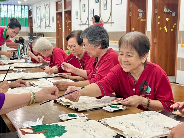 Người cao tuổi trang tr&iacute; t&uacute;i.&nbsp;