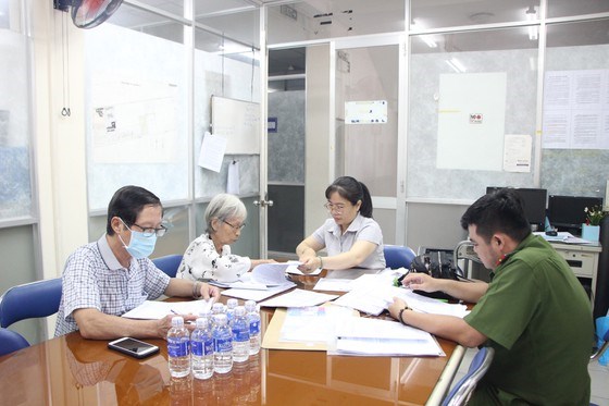 Kiểm phiếu tại UBND phường 12, quận 5, s&aacute;ng 3-10-2020. Ảnh: MAI HOA