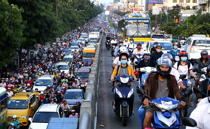 Hệ thống giao th&ocirc;ng đ&ocirc; thị đang đối mặt với b&agrave;i to&aacute;n &ugrave;n tắc cục bộ trong giờ cao điểm tại nhiều tuyến đường.