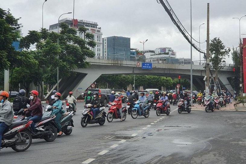 Cầu vượt Nguyễn Hữu Cảnh hiện cấm c&aacute;c xe lưu th&ocirc;ng để phục vụ sửa chữa cầu. Ảnh: KC