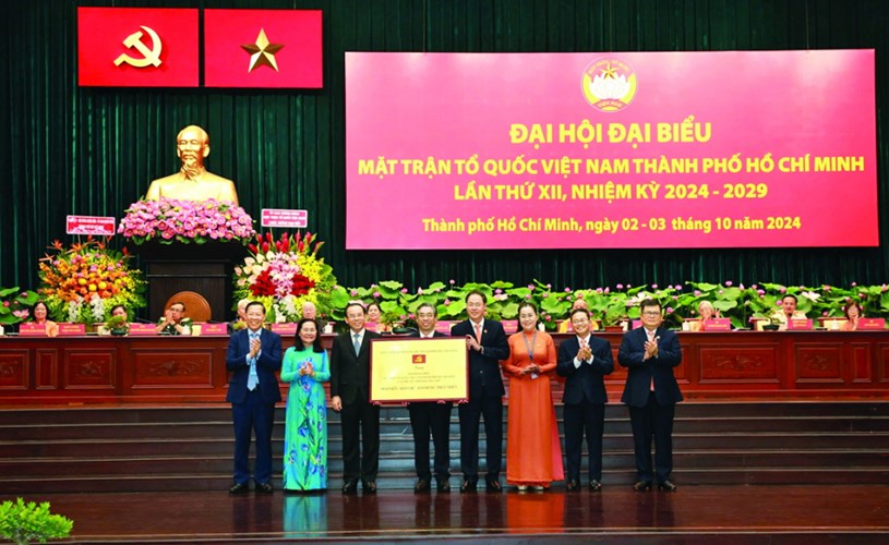 Ban Chấp h&agrave;nh Đảng bộ TPHCM tặng bảng đồng ch&uacute;c mừng Đại hội Đại biểu MTTQ Việt Nam TPHCM lần thứ XII, nhiệm kỳ 2024-2029 - Ảnh: Diễm Trang