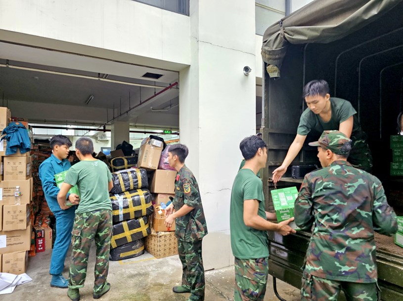 Hoạt động vận chuyển h&agrave;ng h&oacute;a hỗ trợ đồng b&agrave;o c&aacute;c tỉnh ph&iacute;a Bắc bị ảnh hưởng bởi cơn b&atilde;o Yagi tại trụ sở Ủy ban MTTQ Việt Nam TPHCM