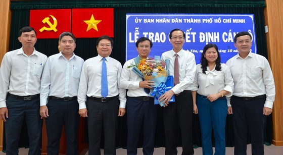 Ph&oacute; Chủ tịch Thường trực UBND TPHCM L&ecirc; Thanh Li&ecirc;m v&agrave; l&atilde;nh đạo quận B&igrave;nh T&acirc;n ch&uacute;c mừng &ocirc;ng Nguyễn Minh Nhựt. Ảnh: VIỆT DŨNG