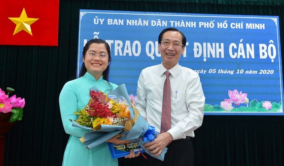 Ph&oacute; Chủ tịch Thường trực UBND TPHCM L&ecirc; Thanh Li&ecirc;m trao quyết định cho b&agrave; L&ecirc; Thị Ngọc Dung. Ảnh: VIỆT DŨNG