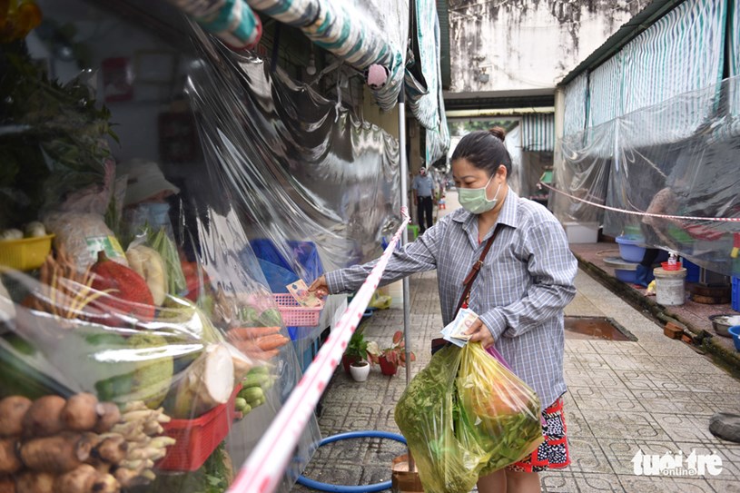 Chị Nguyễn Quỳnh Lam (Q.1, TP.HCM) cho biết mua h&agrave;ng ở si&ecirc;u thị sẽ phải xếp h&agrave;ng l&acirc;u hơn đi chợ - Ảnh: NGỌC PHƯỢNG