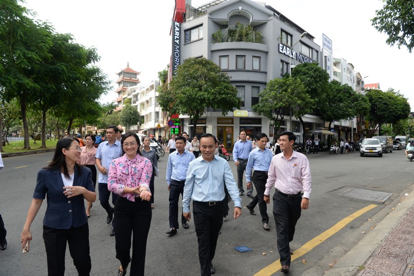 L&atilde;nh đạo th&agrave;nh phố tham quan tuyến đường dự kiến thực hiện Phố ẩm thực Phan X&iacute;ch Long - Ảnh: T.T.D