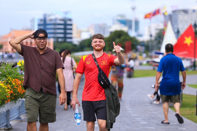 N&oacute;i về chuyến đi của m&igrave;nh, Christopher v&agrave; John (đến từ nước Anh) chia sẻ : &ldquo;Việt Nam l&agrave; đất nước tuyệt vời, ch&uacute;ng t&ocirc;i đặc biệt y&ecirc;u th&iacute;ch những m&oacute;n ăn truyền thống v&agrave; c&aacute;c loại tr&aacute;i c&acirc;y nhiệt đới ở đ&acirc;y. Trong v&agrave;i ng&agrave;y tới ch&uacute;ng t&ocirc;i dự định sẽ đến thăm địa đạo Củ Chi&rdquo;.