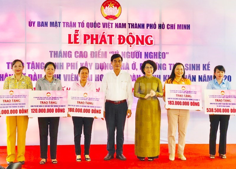 Chủ tịch Ủy ban MTTQ Việt Nam TPHCM T&ocirc; Thị B&iacute;ch Ch&acirc;u v&agrave; Ph&oacute; Trưởng Ban D&acirc;n Vận Th&agrave;nh ủy Ng&ocirc; Văn Luận trao tặng kinh ph&iacute; x&acirc;y dựng, sửa chữa 90 căn nh&agrave; t&igrave;nh nghĩa, nh&agrave; t&igrave;nh thương.