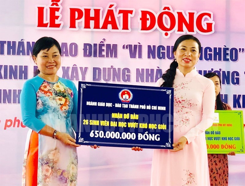 Ph&oacute; Chủ tịch Ủy ban MTTQ Việt Nam TP Phan Kiều Thanh Hương tiếp nhận từ C&ocirc;ng đo&agrave;n ng&agrave;nh Gi&aacute;o dục v&agrave; Đ&agrave;o tạo TP nhận đỡ đầu 26 sinh vi&ecirc;n đại học vượt kh&oacute; với kinh ph&iacute; 650 triệu đồng.