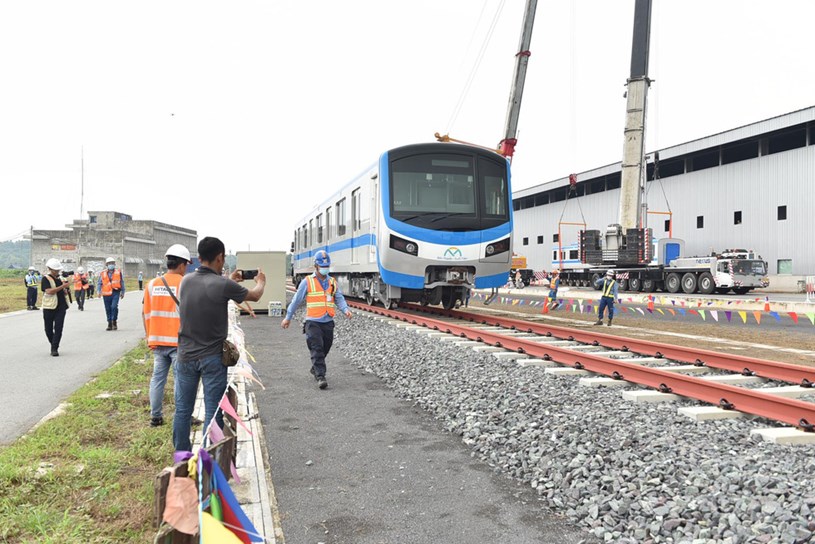 T&agrave;u lăn b&aacute;nh tr&ecirc;n đường ray - Ảnh: NGỌC PHƯỢNG