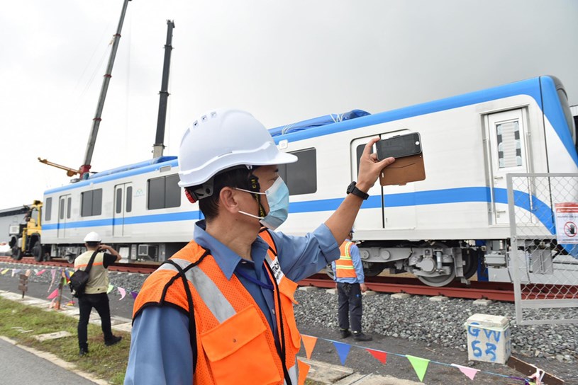 C&aacute;c chuy&ecirc;n gia nh&agrave; thầu đang gi&aacute;m s&aacute;t đo&agrave;n t&agrave;u di chuyển - Ảnh: NGỌC PHƯỢNG