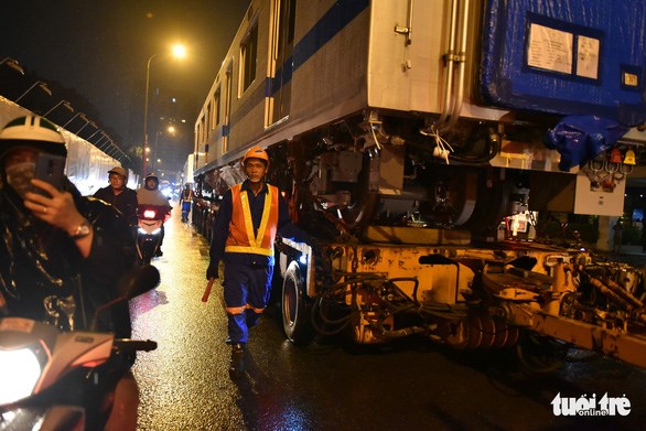 C&ocirc;ng nh&acirc;n C&ocirc;ng ty Gemadept phải t&uacute;c trực quanh đo&agrave;n xe để đảm bảo an to&agrave;n suốt chuyến đi - Ảnh: NGỌC PHƯỢNG