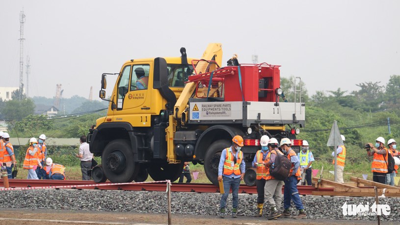 M&aacute;y m&oacute;c chuẩn bị cho việc đưa t&agrave;u l&ecirc;n đường ray - Ảnh: NGỌC PHƯỢNG