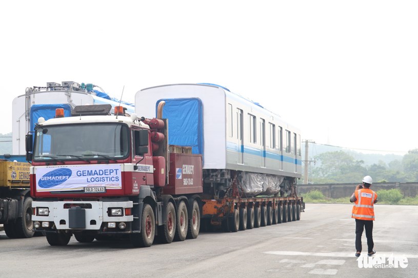 Đo&agrave;n t&agrave;u nằm tr&ecirc;n xe chuy&ecirc;n dụng - Ảnh: NGỌC PHƯỢNG