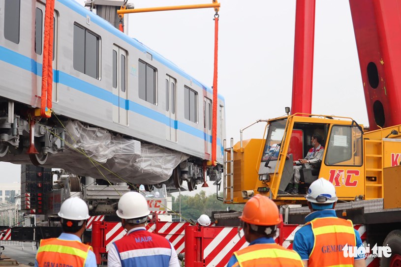 T&agrave;u được n&acirc;ng l&ecirc;n cao để đưa v&agrave;o đường ray - Ảnh: NGỌC PHƯỢNG