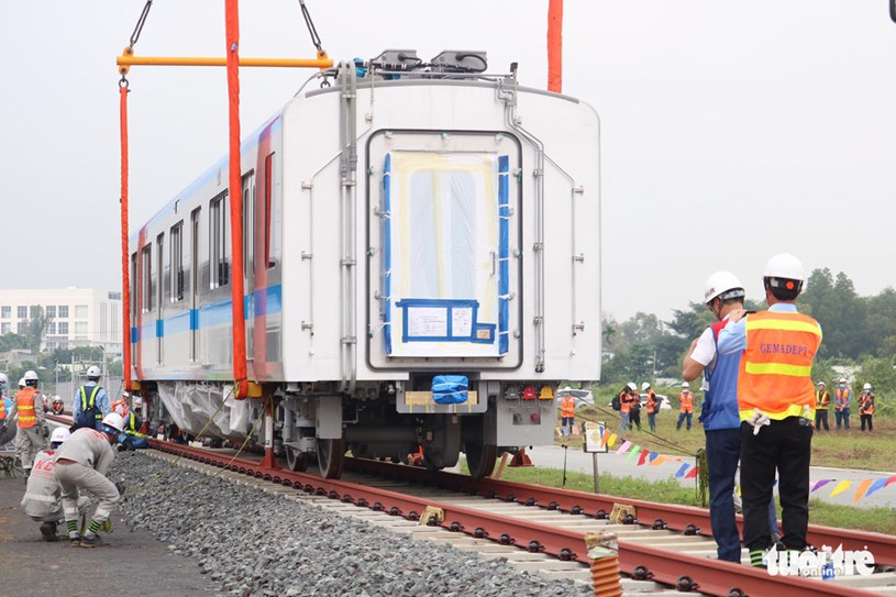 T&agrave;u được đặt v&agrave;o đường ray th&agrave;nh c&ocirc;ng v&agrave; đang chờ chạy thử - Ảnh: NGỌC PHƯỢNG