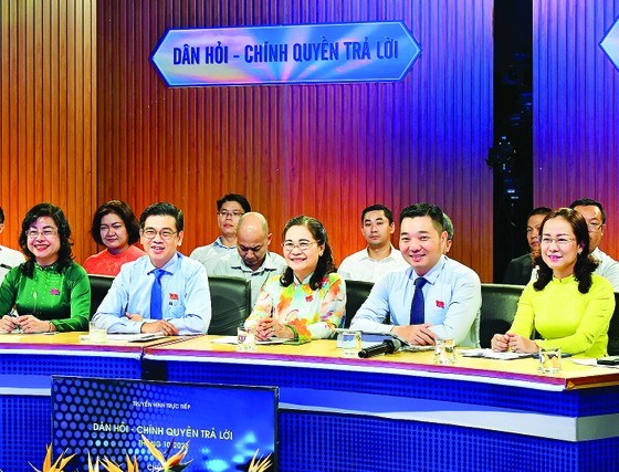Chủ tịch HĐND TPHCM Nguyễn Thị Lệ cùng các đại biểu dự chương trình Dân hỏi- Chính quyền trả lời. Ảnh: VIỆT DŨNG