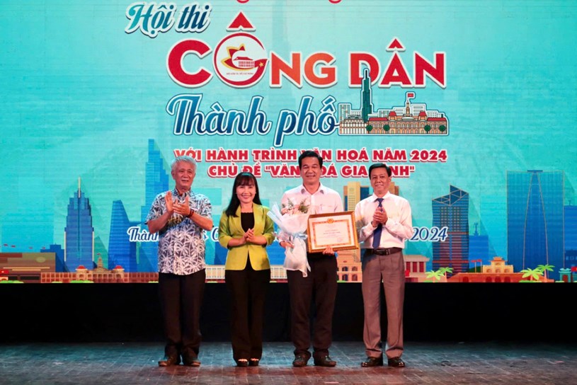 &Ocirc;ng Trịnh Minh T&agrave;i (thứ 2, b&igrave;a phải), Ph&oacute; trưởng Ban Tuy&ecirc;n gi&aacute;o Th&agrave;nh ủy Thủ Đức đại diện đơn vị nhận giải Nhất - Ảnh: Nh&atilde; Ch&acirc;n