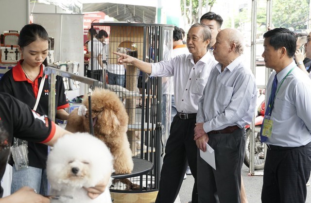 L&atilde;nh đạo Sở N&ocirc;ng nghiệp v&agrave; Ph&aacute;t triển n&ocirc;ng th&ocirc;n TP HCM v&agrave; Hội Ng&agrave;nh nghề N&ocirc;ng nghiệp TP HCM tham quan gian h&agrave;ng th&uacute; cưng tại một hội chợ sinh vật cảnh