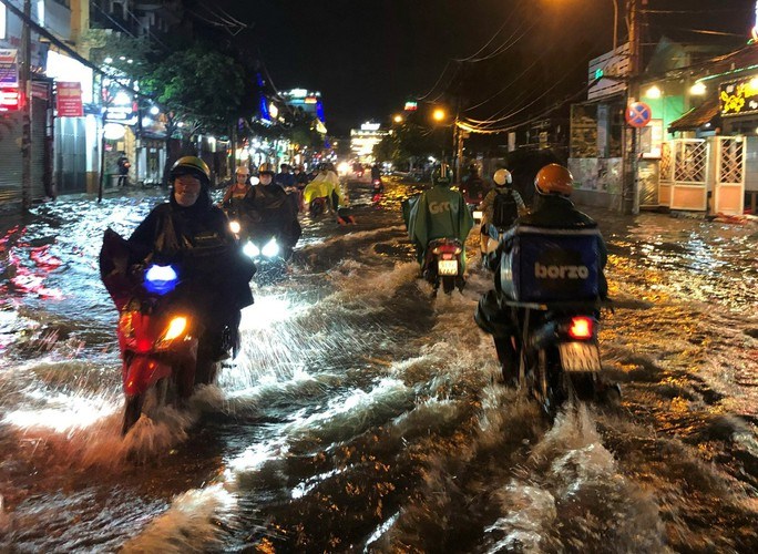 Đường Nguyễn Văn Khối ngập trong nước.