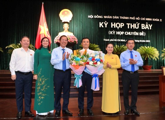 Các đồng chí lãnh đạo TPHCM tặng hoa chúc mừng Phó Chủ tịch UBND TPHCM Bùi Xuân Cường. Ảnh: VIỆT DŨNG