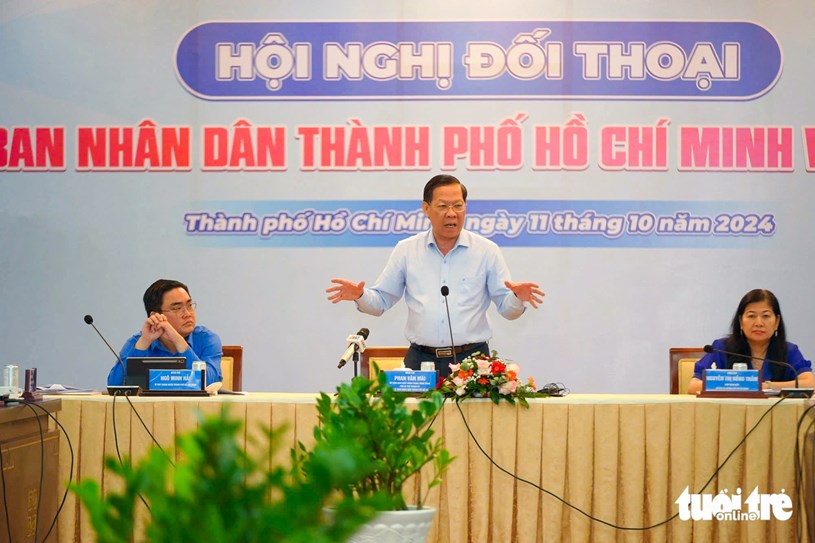 Chủ tịch UBND TP.HCM Phan Văn M&atilde;i chủ tr&igrave; buổi đối thoại với 150 bạn trẻ ti&ecirc;u biểu th&agrave;nh phố năm 2024 - Ảnh: QUỐC HO&Agrave;NG &nbsp;