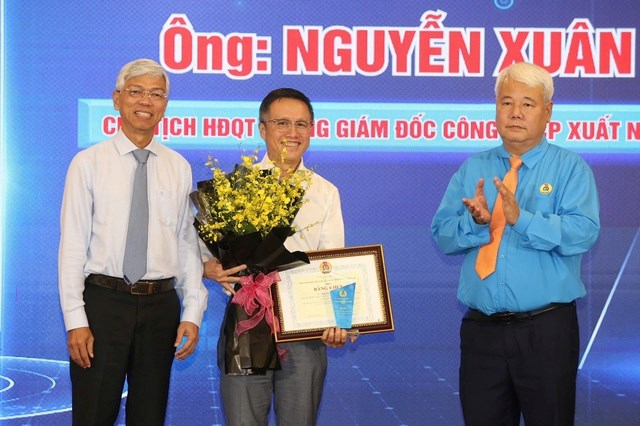 &Ocirc;ng V&otilde; Văn Hoan, Ph&oacute; Chủ tịch UBND TP v&agrave; &ocirc;ng V&otilde; Khắc Th&aacute;i, Chủ tịch LĐLĐ TP HCM vinh danh chủ doanh nghiệp ti&ecirc;u biểu