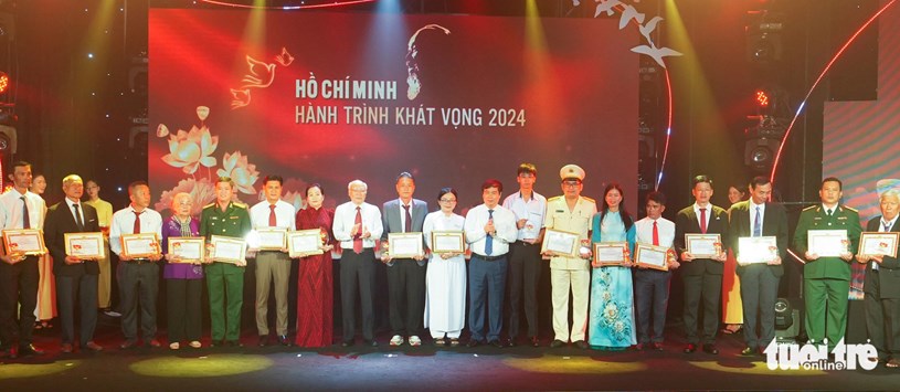 C&aacute;c tập thể, gương điển h&igrave;nh được tuy&ecirc;n dương tối 11-10 - Ảnh: HỮU HẠNH&nbsp;