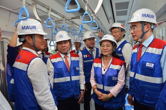 B&iacute; thư Th&agrave;nh ủy TPHCM Nguyễn Thiện Nh&acirc;n c&ugrave;ng l&atilde;nh đạo TPHCM tr&ecirc;n đo&agrave;n t&agrave;u đầu ti&ecirc;n tuyến metro số 1 (Bến Th&agrave;nh - Suối Ti&ecirc;n). Ảnh: VIỆT DŨNG