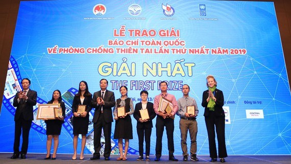 Bộ trưởng Bộ NN-PTNT trao giải nhất cho c&aacute;c t&aacute;c giả đạt giải nhất