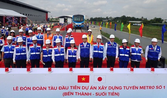 Lễ đ&oacute;n đo&agrave;n t&agrave;u đầu ti&ecirc;n tuyến metro số 1 (Bến Th&agrave;nh - Suối Ti&ecirc;n). Ảnh: HO&Agrave;NG H&Ugrave;NG