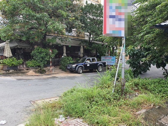 Lực lượng chức năng có mặt tại quán cà phê P.X. đường Phạm Văn Đồng, phường Linh Đông, TP Thủ Đức, TPHCM. Ảnh: C.T