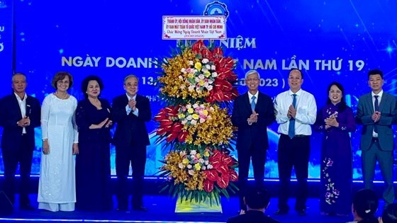 Ph&oacute; Chủ tịch UBND TPHCM V&otilde; Văn Hoan tặng hoa ch&uacute;c mừng doanh nh&acirc;n TPHCM