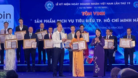 Ph&oacute; B&iacute; thư Th&agrave;nh ủy TPHCM Nguyễn Hồ Hải trao danh hiệu Sản phẩm, dịch vụ ti&ecirc;u biểu TPHCM năm 2023 cho c&aacute;c doanh nghiệp