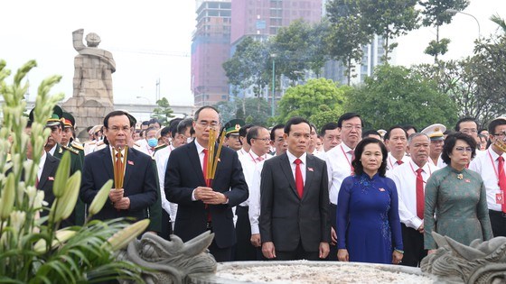 Đo&#224;n đại biểu dự Đại hội đại biểu Đảng bộ TPHCM lần thứ XI d&#226;ng hương c&#225;c Anh h&#249;ng Liệt sĩ, tưởng nhớ Chủ tịch Hồ Ch&#237; Minh - Ảnh 4