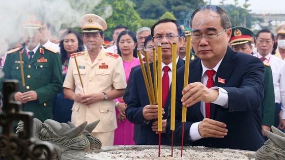 B&iacute; thư Th&agrave;nh ủy TPHCM Nguyễn Thiện Nh&acirc;n d&acirc;ng&nbsp;hương tại Nghĩa trang Liệt sĩ TPHCM . Ảnh: HO&Agrave;NG H&Ugrave;NG