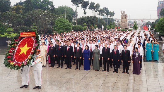 Đo&agrave;n đại biểu dự Đại hội đại biểu Đảng bộ TPHCM lần thứ XI d&acirc;ng hương c&aacute;c Anh h&ugrave;ng Liệt sĩ, tưởng nhớ Chủ tịch Hồ Ch&iacute; Minh. Ảnh: HO&Agrave;NG H&Ugrave;NG