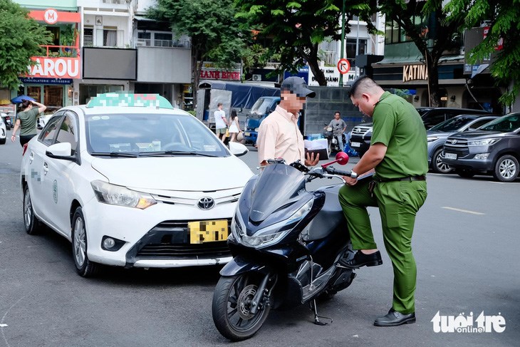 M&ocirc;̣t &ocirc; t&ocirc; đ&acirc;̣u sai lu&acirc;̣t dưới lòng đường Phan B&ocirc;̣i Ch&acirc;u, khu vực chợ B&ecirc;́n Thành, qu&acirc;̣n 1 bị l&acirc;̣p bi&ecirc;n bản sáng 14-10 - Ảnh: PHƯƠNG NHI