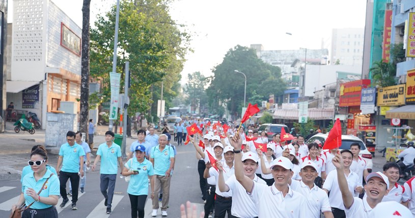 Hơn 2.000 người tham dự chương tr&igrave;nh đi bộ "C&aacute;n bộ, c&ocirc;ng chức, vi&ecirc;n chức v&agrave; doanh nghiệp quận 5 - Gắn kết, ph&aacute;t triển, nghĩa t&igrave;nh" s&aacute;ng 13-10 - Ảnh: BTC &nbsp;