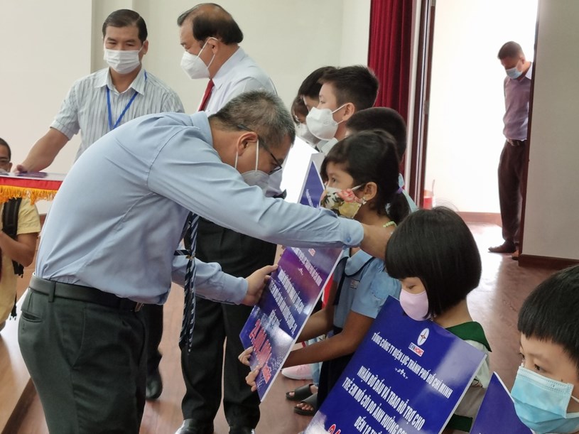 Tổng giám đốc EVNHCMC Nguyễn Văn Thanh trao biều trưng bảo trợ và thăm hỏi các bé bị ảnh hưởng nặng nề bởi dịch COVID-19.