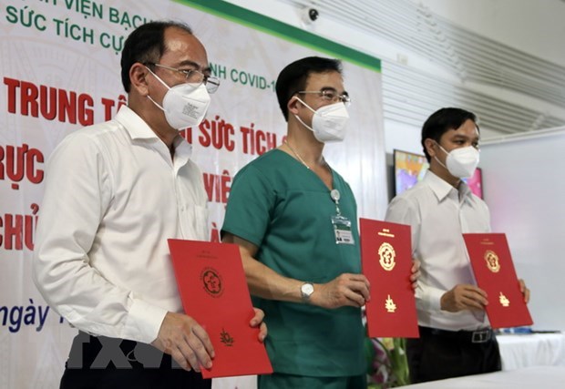 Bàn giao giữa Trung tâm hồi sức tích cực người bệnh COVID-19 do Bệnh viện Bạch Mai điều hành cho Bệnh viện Nhân dân Gia Định với sự chứng kiến của lãnh đạo Sở Y Thành phố Hồ Chí Minh. (Ảnh: Thu Hương/TTXVN)