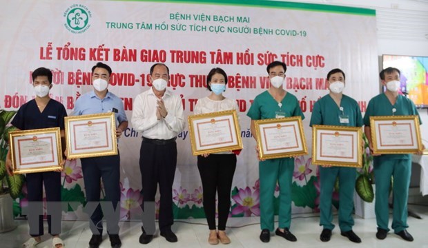 Trao bằng khen của Chủ tịch UBND Thành phố Hồ Chí Minh cho các cá nhân tại Trung tâm hồi sức tích cực người bệnh COVID-19 Bạch Mai tại Thành phố Hồ Chí Minh. (Ảnh: Thu Hương/TTXVN)