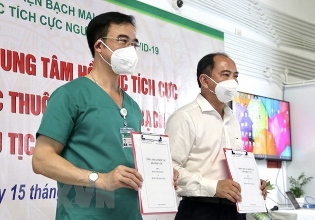 Ký kết hỗ trợ y tế giữa Trung tâm hồi sức tích cực người bệnh COVID-19 do Bệnh viện Bạch Mai điều hành và lãnh đạo Sở Y Thành phố Hồ Chí Minh. (Ảnh: Thu Hương/TTXVN)