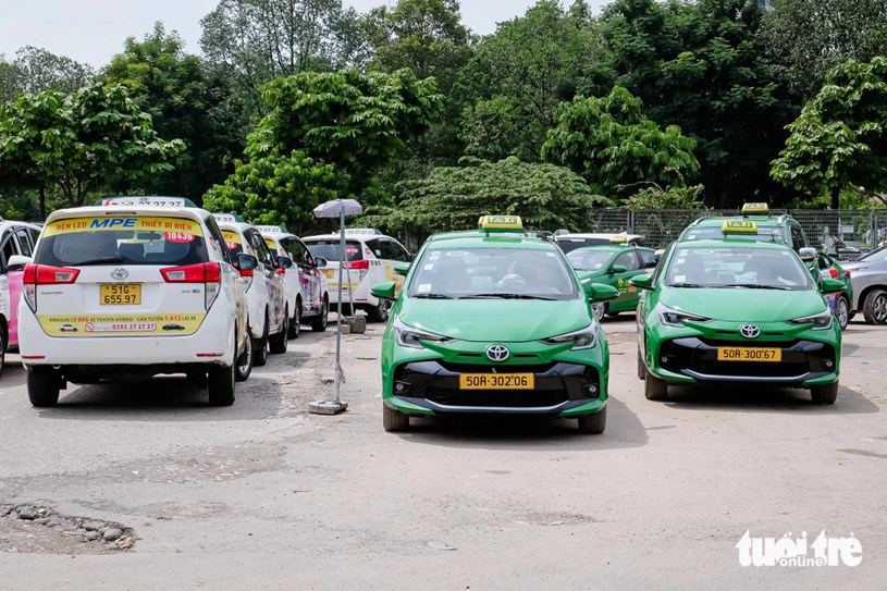 Taxi đ&acirc;̣u tại khu đ&acirc;́t 3.500m2 cạnh s&acirc;n bay T&acirc;n Sơn Nh&acirc;́t. Khu đ&acirc;́t nằm tr&ecirc;n g&oacute;c đường Bạch Đằng - Trường Sơn (quận T&acirc;n B&igrave;nh), tiếp gi&aacute;p đường v&agrave;o nh&agrave; ga quốc tế - Ảnh: PHƯƠNG NHI