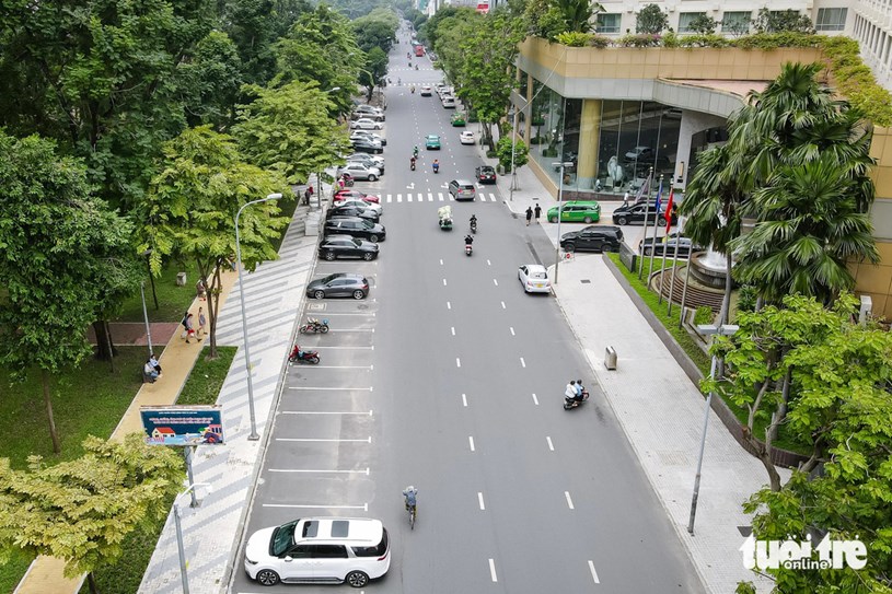 M&ocirc;̣t ph&acirc;̀n lòng đường L&ecirc; Lai (đoạn từ Phạm H&ocirc;̀ng Thái đ&ecirc;́n Nguy&ecirc;̃n Thị Nghĩa, qu&acirc;̣n 1) di&ecirc;̣n tích 348m2 đang t&ocirc;̉ chức đ&acirc;̣u xe có thu phí. Theo ghi nh&acirc;̣n, m&ocirc;̣t ph&acirc;̀n đường b&ecirc;n trái được kẻ vạch đ&acirc;̣u &ocirc; t&ocirc; ngay ngắn - Ảnh: PHƯƠNG NHI