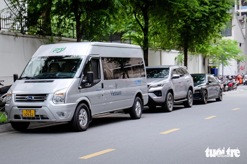 M&ocirc;̣t ph&acirc;̀n vỉa hè đường Nguy&ecirc;̃n Si&ecirc;u (đoạn từ Thái Văn Lung đ&ecirc;́n T&ocirc;n Đức Thắng, qu&acirc;̣n 1) di&ecirc;̣n tích 869m2 được đ&ecirc;̀ xu&acirc;́t c&acirc;́p phép x&acirc;y bãi xe có sức chứa 48 &ocirc; t&ocirc;. Khu vực này hi&ecirc;̣n có t&ocirc;̉ chức giữ xe máy tr&ecirc;n vỉa hè, còn &ocirc; t&ocirc; thường xuy&ecirc;n đ&acirc;̣u dưới lòng đường - Ảnh: PHƯƠNG NHI