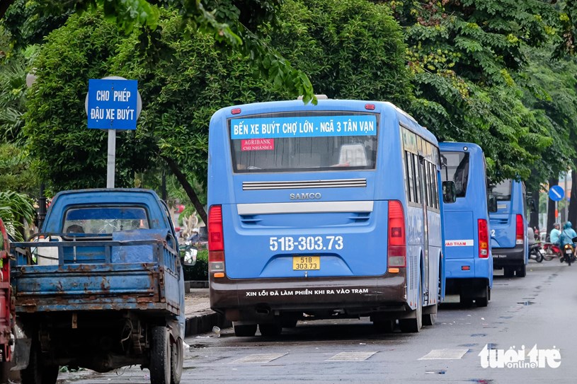 M&ocirc;̣t ph&acirc;̀n lòng đường Hải Thượng Lãn &Ocirc;ng g&acirc;̀n chợ Kim Bi&ecirc;n (qu&acirc;̣n 5) di&ecirc;̣n tích 468m2 được đ&ecirc;̀ xu&acirc;́t c&acirc;́p phép x&acirc;y dựng bãi xe sức chứa 94 &ocirc; t&ocirc;. Khu vực này có lòng đường r&ocirc;̣ng, hi&ecirc;̣n cho phép đ&acirc;̣u xe buýt - Ảnh: PHƯƠNG NHI